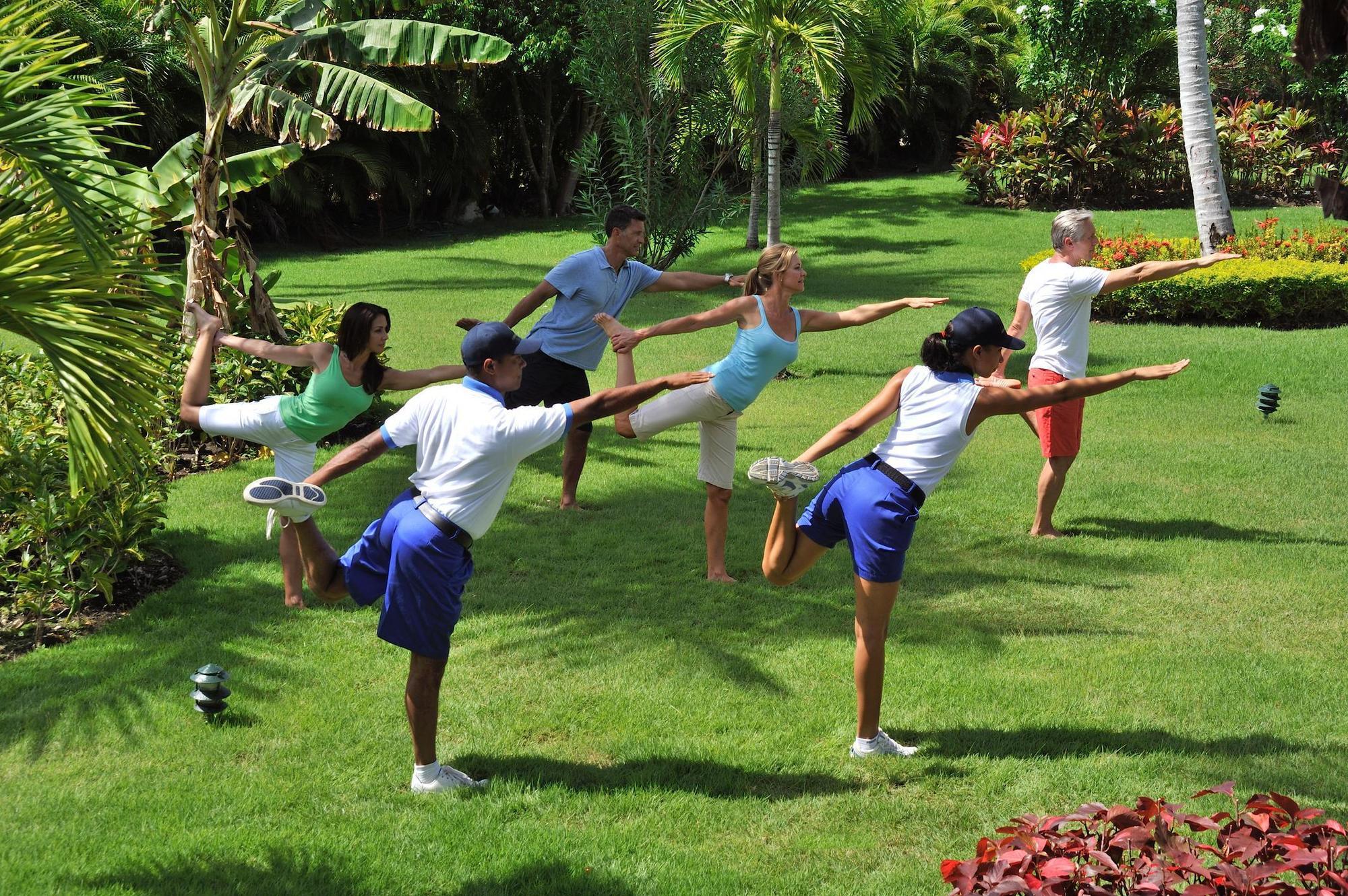 Bahia Principe Grand Bavaro Punta Cana Eksteriør bilde A group of people doing yoga